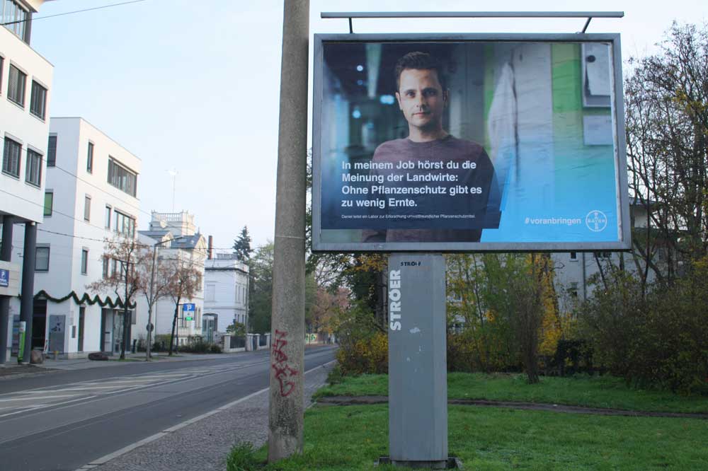 Bayer-Plakat in Leipzig. Foto: Ralf Julke