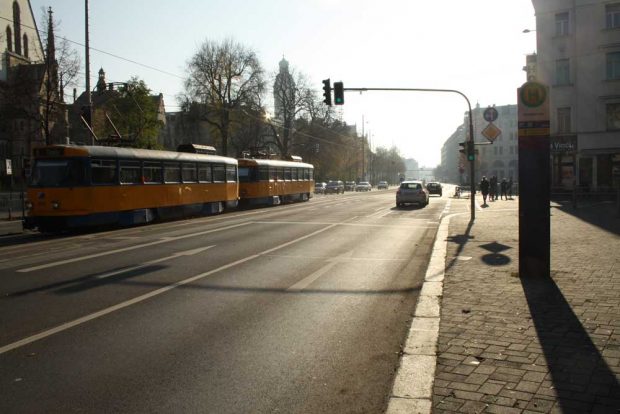 Bis hier zur Einmündung der Gottschedstraße soll es einen Radfahrstreifen geben. Ab da sollen sich die Radfahrerf dan in den Mischverkehr einfädeln.Foto: Ralf Julke