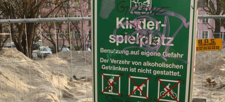 Verbotsschild an einem Kinderspielplatz. Foto: Ralf Julke