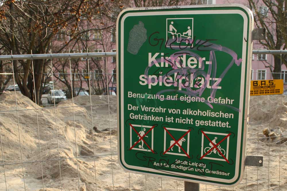 Verbotsschild an einem Kinderspielplatz. Foto: Ralf Julke