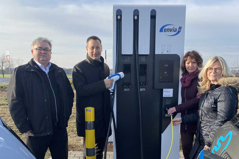 Ludwig Martin (Bürgermeister Borsdorf), Uwe Härling (Netzregionsleiter MITNETZ STROM), Gesine Sommer (Leiterin Stabsstelle des Landrates Wirtschaftsförderung/Kreisentwicklung) und Konstanze Lange (enviaM-Kommunalbetreuung) bei defv Inbetriebnahme der Ladestation in Borsdorf. Foto: enviaM
