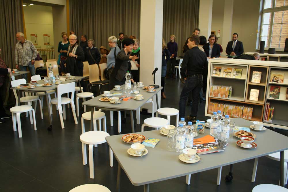 Die ersten Besucher zur Eröffnung des LeipzigZimmers am 16. Januar. Foto: Ralf Julke