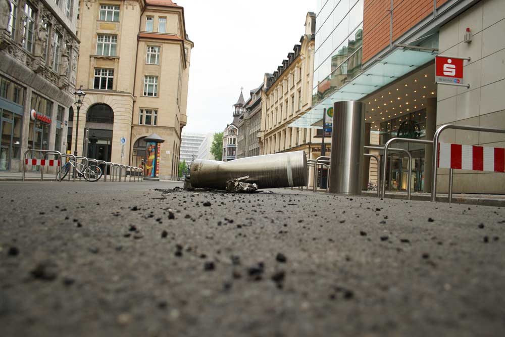 Manche Autofahrer respektieren nicht mal die Poller. Foto: Ralf Julke