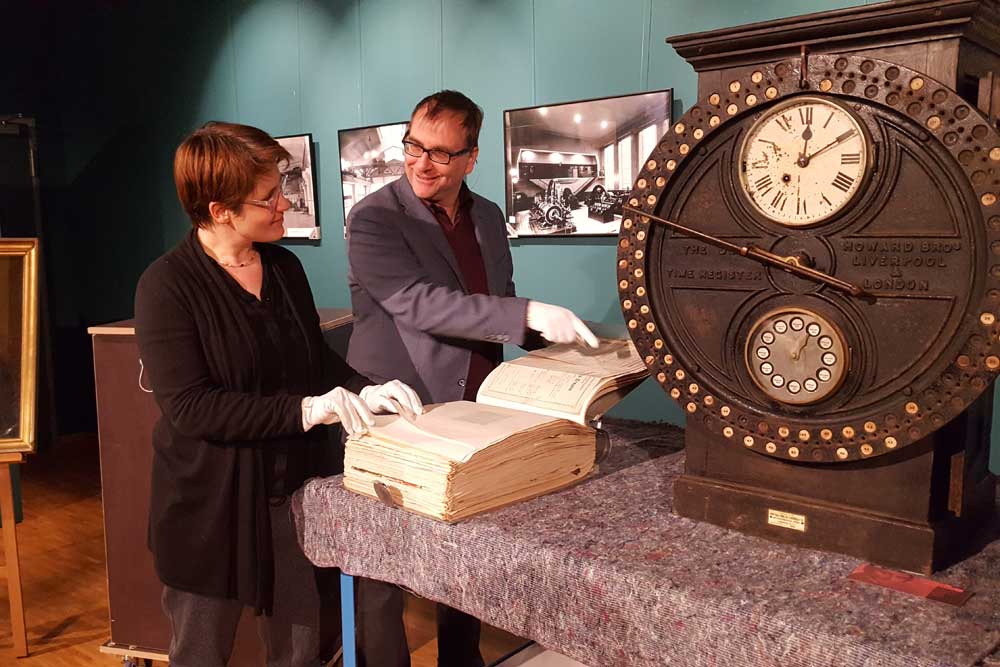 Direktor Dr. Anselm Hartinger und Johanna Sänger, Kuratorin der Sonderausstellung "WerkStadt Leipzig", präsentieren zwei neue Sammlungsstücke. Foto: Julia Liebetraut, Stadtgeschichtliches Museum Leipzig