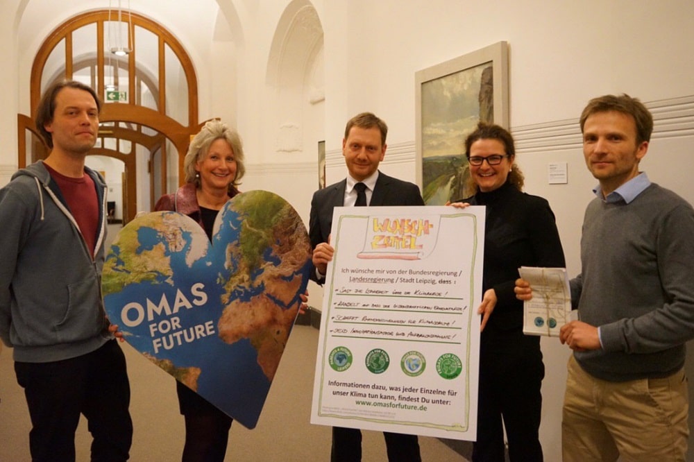 Steffen Peschel, „Parents for Future“ Leipzig, Cordula Weimann, „Omas for Future“, Ministerpräsident Michael Kretschmer, Bettina van Suntum, „Parents for Future“ Leipzig, Sebastian Wittig, „Parents for Future“ Chemnitz bei der Übergabe der Klimawünsche an Ministerpräsident Michael Kretschmer. Quelle: Parents for Future