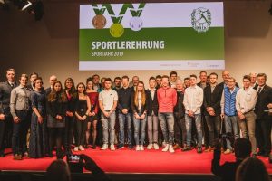 So viel Erfolg und sportliches Engagement auf einem Bild: alle Geehrten und Ehrengäste der Sportlerehrung des SC DHfK Leipzig. Quelle: Florian Pappert