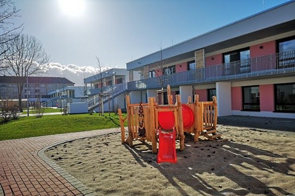 Außengelände und Gebäude des FRÖBEL-Integrationskindergartens Bockstraße. © FRÖBEL e.V./FRÖBEL-Integrationskindergarten Bockstraße