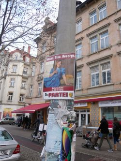 Blond Blau Besorgt - die PARTEI will mit Katharina Subat den Lexit. Foto: Frank Willberg