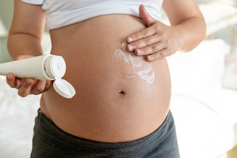 Die Nutzung von parabenhaltigen Cremes kann Folgen für Schwangere haben. Bild: Blue Planet Studio/Adobe Stock