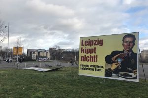 Das „Leipzig kippt nicht“-Plakat der Linken auf dem Wilhelm-Leuschner-Platz. Foto: L-IZ.de
