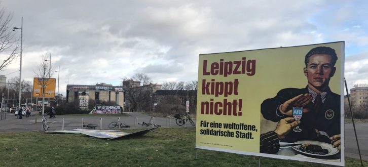 Das „Leipzig kippt nicht“-Plakat der Linken auf dem Wilhelm-Leuschner-Platz. Foto: L-IZ.de