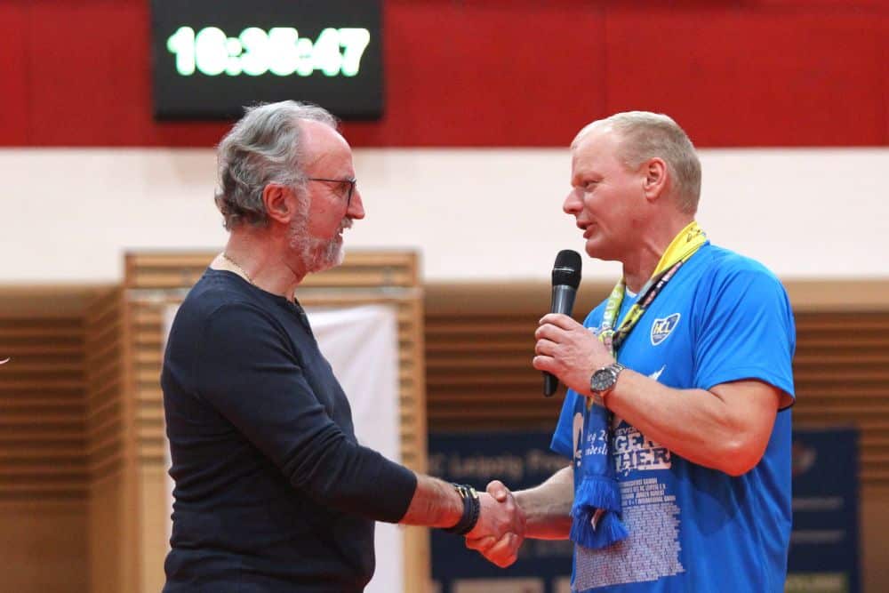 Der neue HCL-Präsident Thomas Conrad (rechts) bedankt sich bei seinem Vorgänger Rainer Hennig. Foto: Jan Kaefer