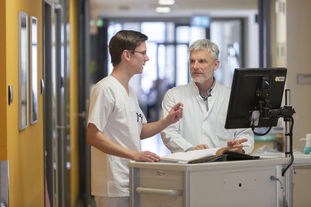 Setzen sich gemeinsam gegen Mangelernährung ein: Lars Selig, Leiter des Ernährungsteams am UKL (l.) und Prof. Albrecht Hoffmeister, Ärztlicher Leiter des Ernährungsteams. Foto: Stefan Straube/UKL