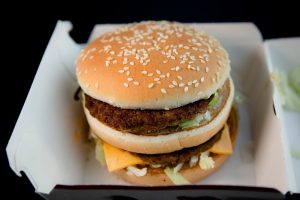 Dieser Hamburger einer großen Fast-Food-Kette kostet 4,29 Euro. Genau 28 Minuten muss ein Beschäftigter im Schnellrestaurant aktuell arbeiten, um sich diesen Burger selbst zu leisten. Die Gewerkschaft NGG fordert jetzt ein Ende der Niedriglöhne bei McDonald’s, Burger King & Co. Foto: NGG