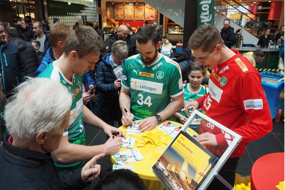 Nationalspieler Franz Semper, Kapitän Alen Milosevic und Torhüter Joel Birlehm beim Autogramme schreiben. Foto: SC DHfK