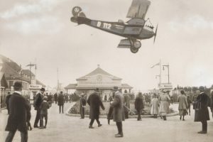 Landendes Postflugzeug auf der Technischen Messe, 1922. Foto: Sächsisches Staatsarchiv