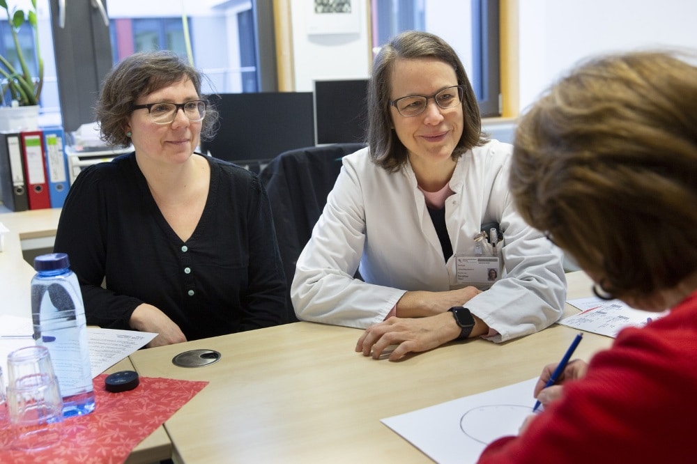 Prof. Dorothee Saur (Mi.), Leitende Oberärztin der Klinik und Poliklinik für Neurologie, leitet die Spezialsprechstunde „Demenzerkrankungen“ am UKL. Gemeinsam mit Logopädin Ines Kunis (li.) betreut sie Patienten mit Demenz oder dem Verdacht auf diese Erkrankung. Foto: Stefan Straube / UKL