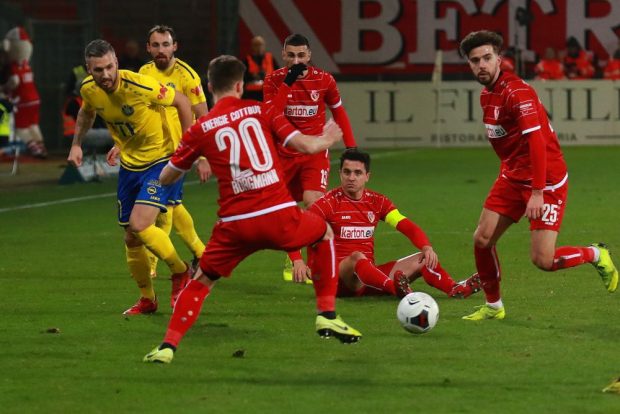 Dimitar Rangelov am Boden, Berkan Taz (dahinter), Kevin Schulze und Robert Berger beobachten. Foto: Thomas Gorlt