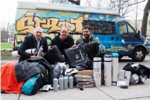 Alexander Malios, Lutz Wiederanders und Karsten Günther bei der Spendenübergabe. Bildquelle: SC DHfK