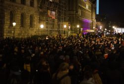 Etwa 1000 Teilnehmer fanden sich am Abend zu einer spontanen Demo gegen die Wahl Kemmerichs in Thüringen ein. Foto: Sebastian Beyer