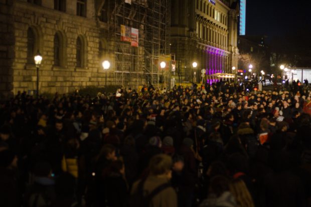 Etwa 1000 Teilnehmer fanden sich am Abend zu einer spontanen Demo gegen die Wahl Kemmerichs in Thüringen ein. Foto: Sebastian Beyer