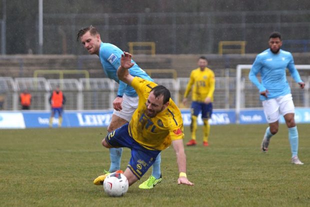 Robert Berger geht im Zweikampf zu Boden. Foto: Jan Kaefer