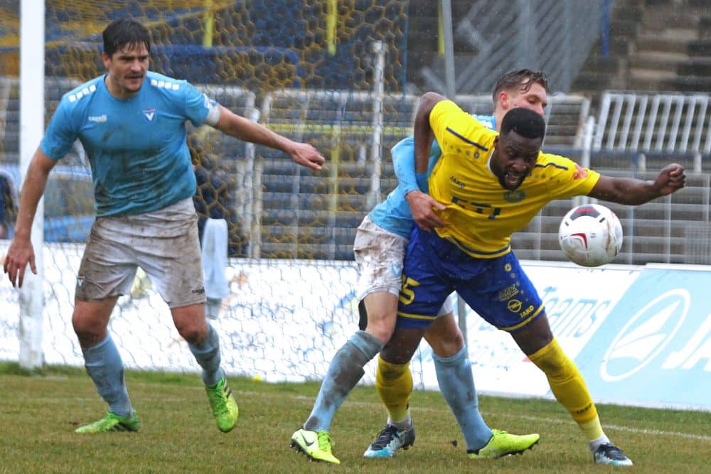 Umkämpfte Partie im Dauerregen - hier mit Stephane Mvibudulu (Lok). Foto: Jan Kaefer