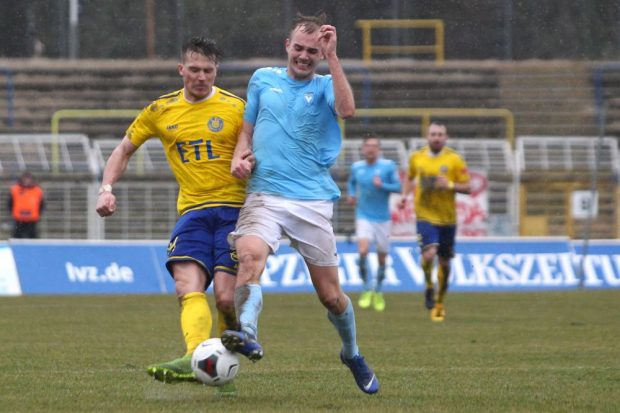 Patrick Wolf (Lok) wird blockiert. Foto: Jan Kaefer