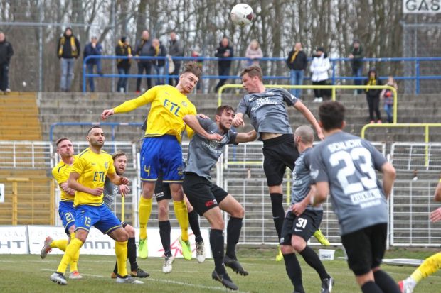 Peter Misch (Lok) im Kopfballduell. Foto: Jan Kaefer