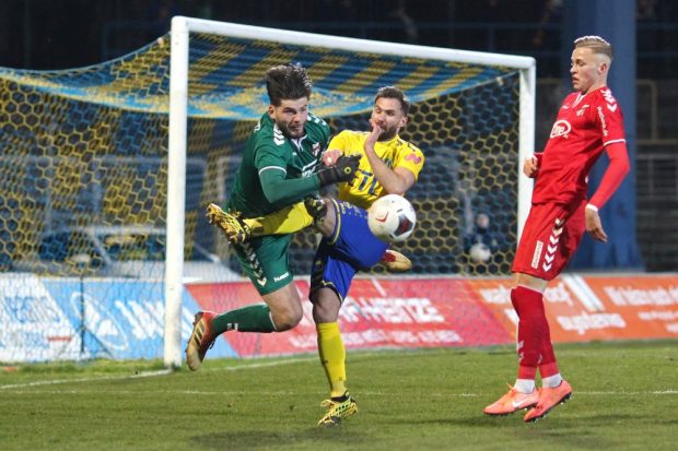 ZFC-Keeper Ruben Aulig klärt vor Sascha Pfeffer. Foto: Jan Kaefer