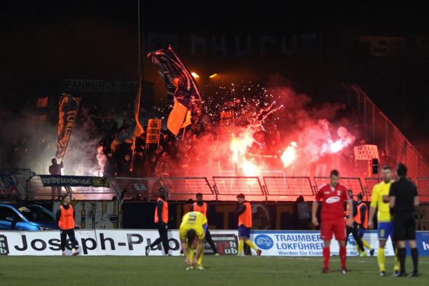 Pyro und Feuerwerk in der Lok-Fankurve. Foto: Jan Kaefer