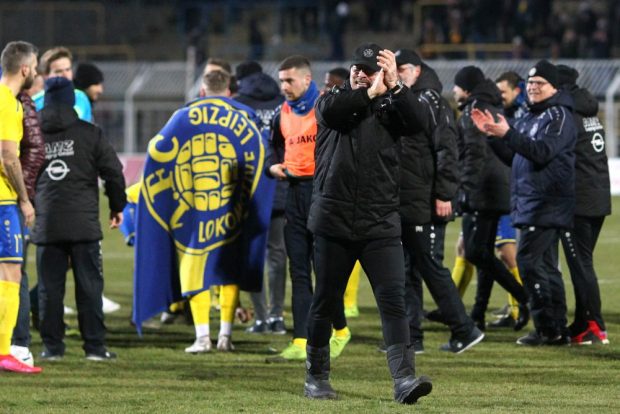 Lok-Trainer Wolfgang Wolf applaudiert zufrieden dem Leipziger Publikum. Foto: Jan Kaefer