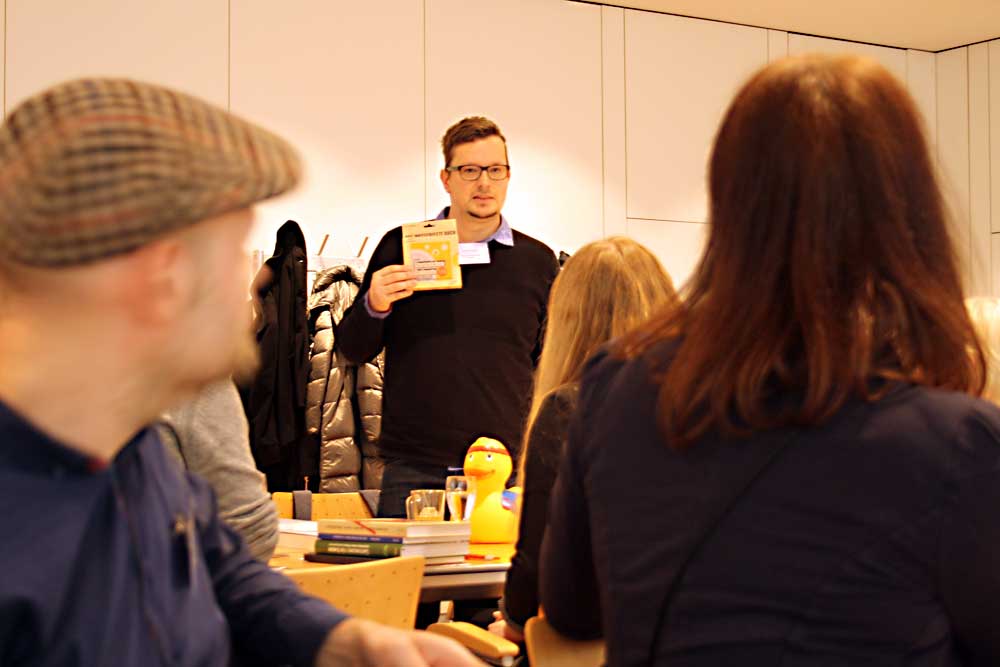 Jens Korch stellt die jüngsten Badewannenbücher aus der Edition Wannenbuch vor. Foto: Ralf Julke
