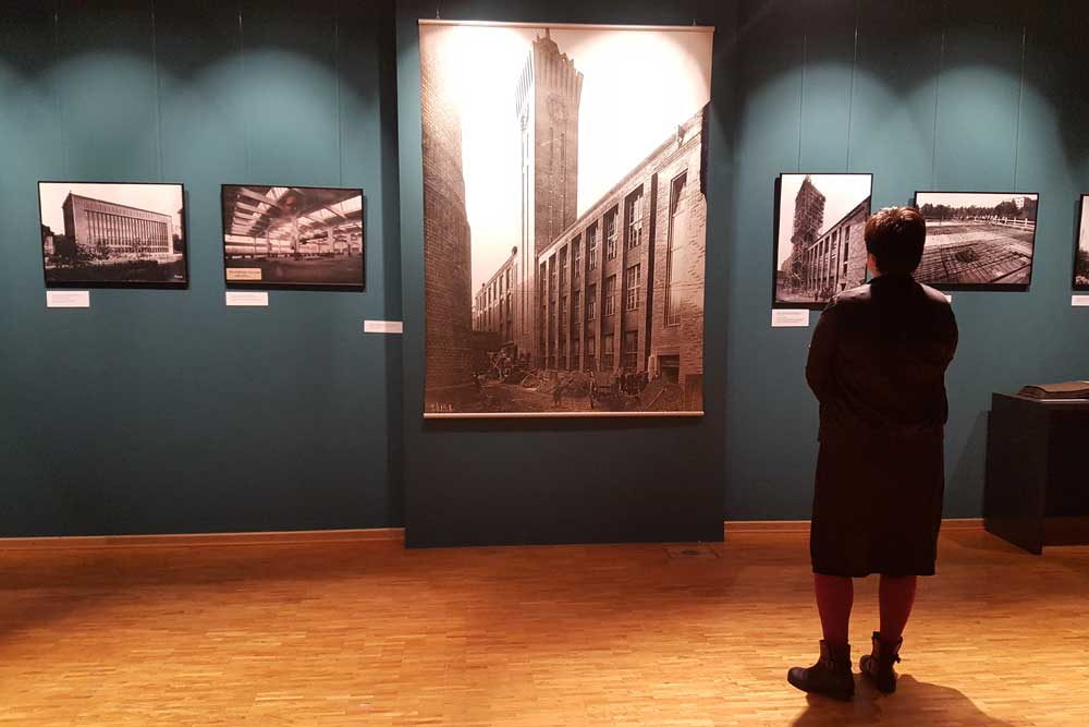 In der Ausstellung „Neues aus Beton und Stahl“. Foto: Julia Liebetraut / Stddtgeschichtliches Museum Leipzig