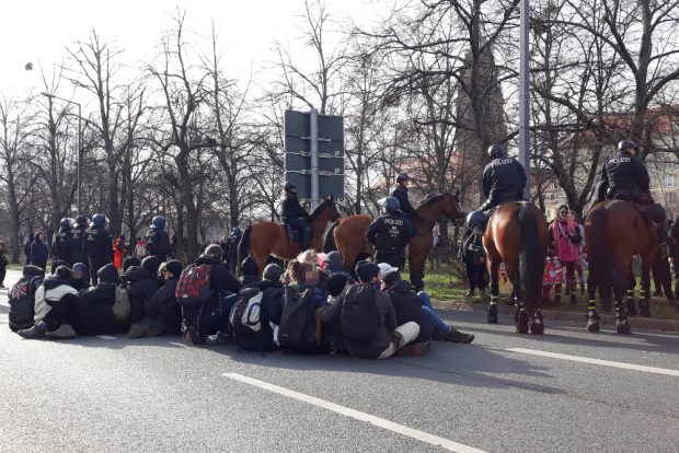 Eine von mehreren Sitzblockaden. Foto: René Loch