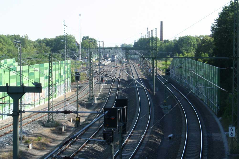 Die Lärmschutzwand (rechs) ende kurz vor der Wohnbebauung an der Güntzstraße. Foto: Ralf Julke