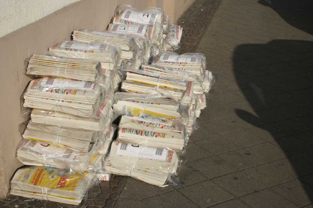 Ein Stapel „Sachsen Sonntag“ wartet aufs Verteiltwerden. Foto: Ralf Julke