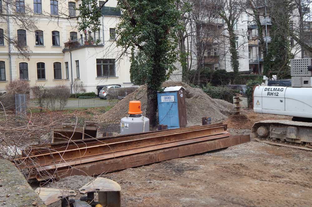 Der letzte Baum auf dem Grundstück: knapp an der Kante der künftigen Tiefgarage. Foto: Frank Wernstedt