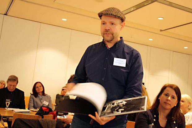 Peter Deisinger von Zweitausendundeins mit dem Bildband "Vor der Klappe ist Chaos - Hommage an den Neuen Deutschen Film". Foto: Ralf Julke