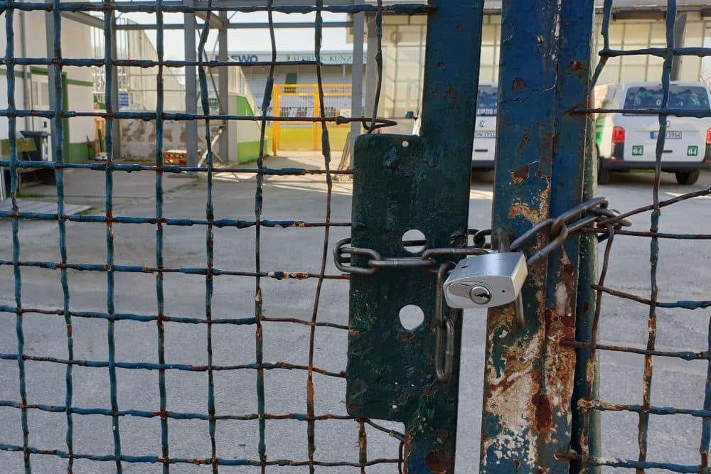 So wie hier der Alfred-Kunze-Sportpark sind die Leipziger Sportstätten dicht. Gemeinsam kämpfen die Vereine nun um ihr wirtschaftliches Überleben. Foto: Jan Kaefer