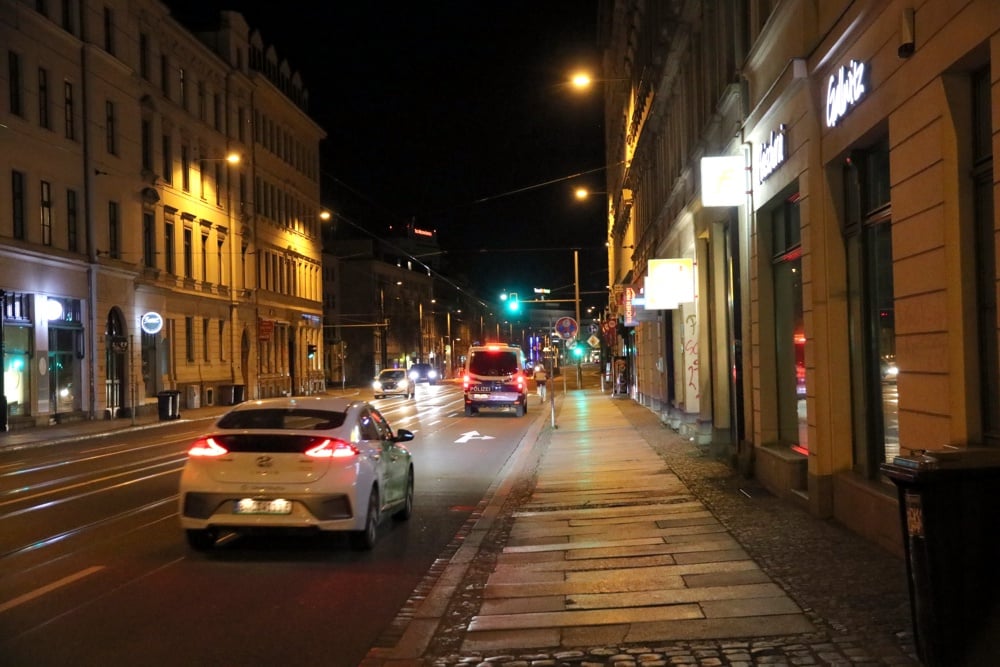 In einer weitgehend leeren Stadt mit Streiffahrten beschäftigt. Die Polizei im Fokus der Öffentlichkeit aufgrund der Kontaktverbote und am Mittwoch mit einer Großaktion am Cossi Foto: L-IZ.de