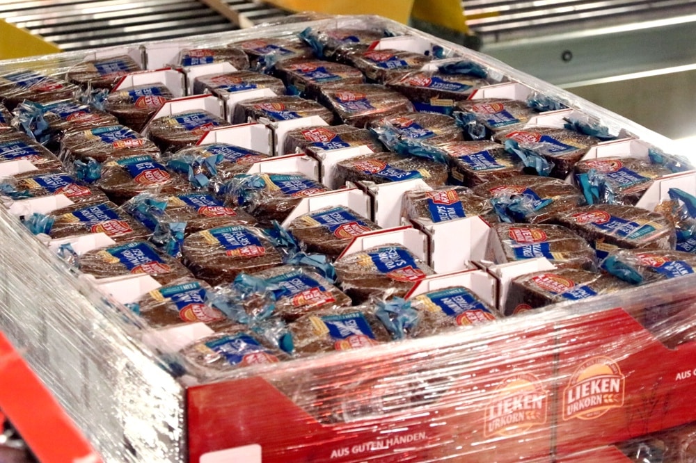 Brot (hier noch im Zentrallager von EDEKA) ist wie alles andere genug da. Nun muss aber auch die Tafel in Leipzig neue Logistiklösungen finden. Foto: L-IZ.de