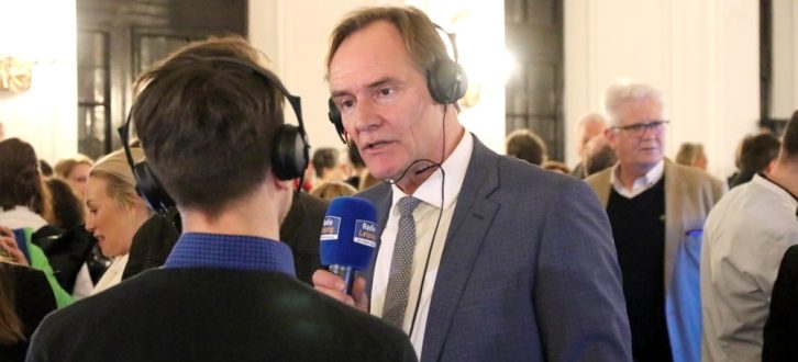 Burkhard Jung am Wahlabend bei Radio Leipzig - ohne vorherige Umarmung des Journalisten. Foto: L-IZ.de