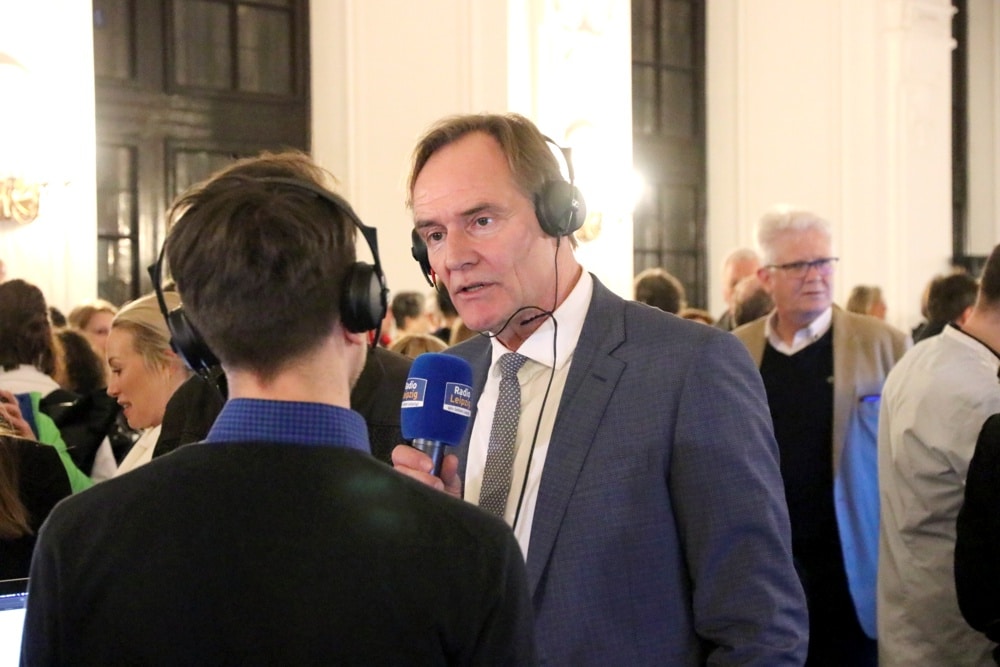 Burkhard Jung am Wahlabend bei Radio Leipzig - ohne vorherige Umarmung des Journalisten. Foto: L-IZ.de