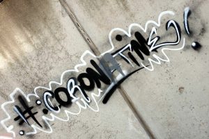„Coronatime“ - Die Zeit spiegelt sich längst auch in den Graffitis in Leipzig. Foto: LZ