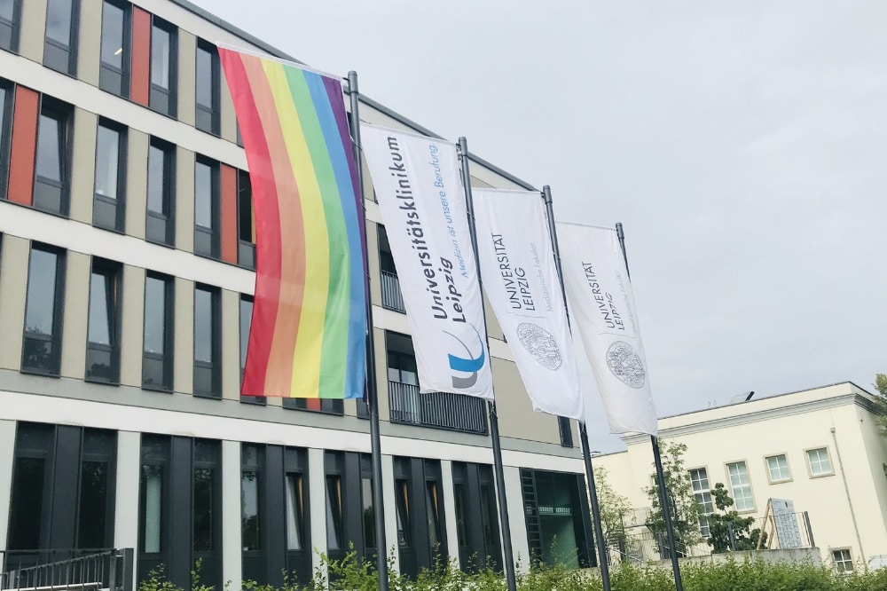 Die Regenbogenfahne weht am UKL in der Liebigstraße. Foto: Verena Kämpgen / UKL