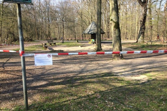 Drumherum tobt der B&auml;r, der Spielplatz bleibt leer. Foto: L-IZ.de