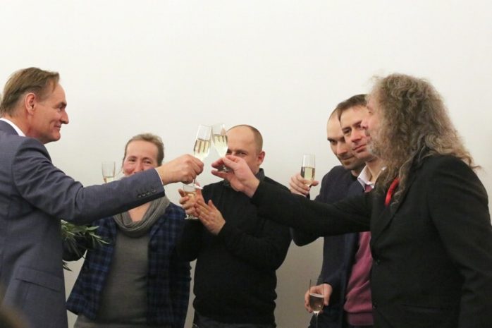 Linke, Grüne, SPD und Die PARTEI stoßen auf den Sieg an. Foto: L-IZ.de