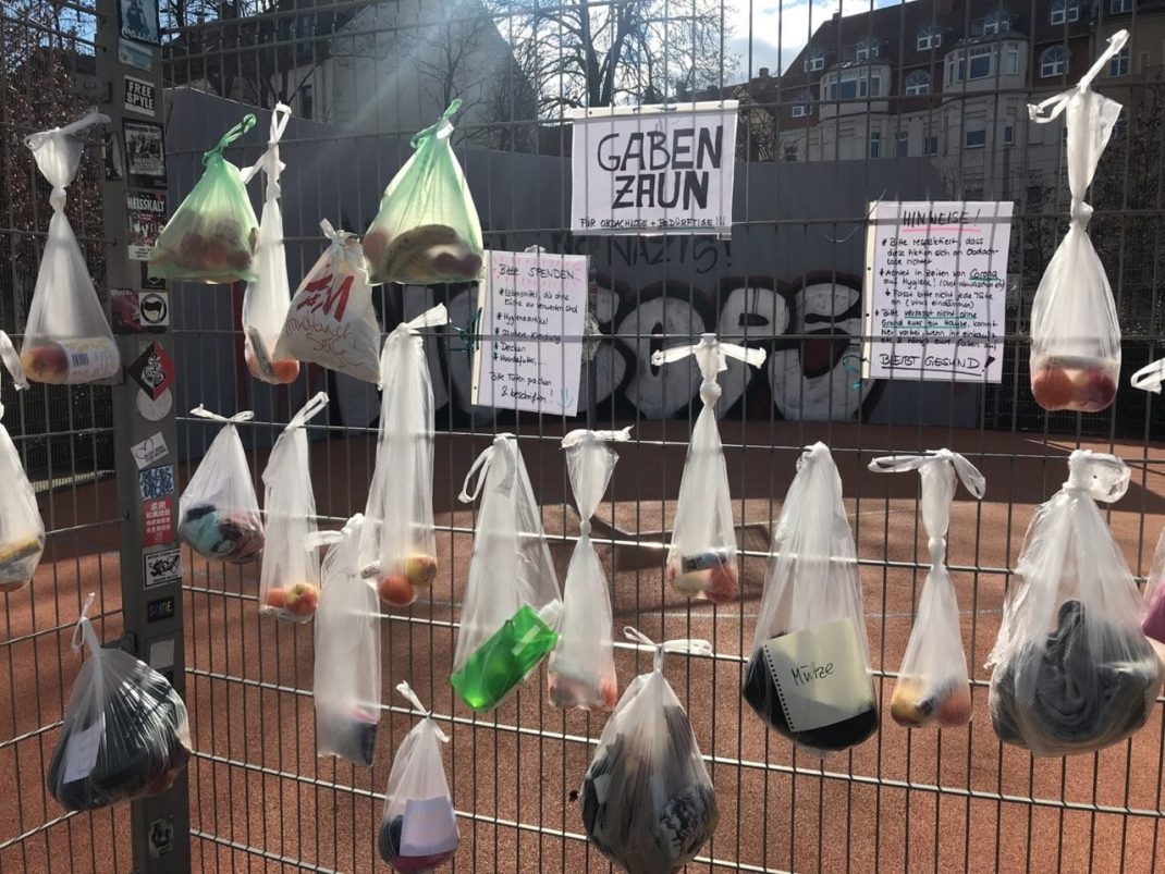 Am 22. März erstmals am Connewitzer Kreuz entdeckt: Ein Gabenzaun am Streetball-Platz. Foto: Birthe Kleemann, L-IZ.de