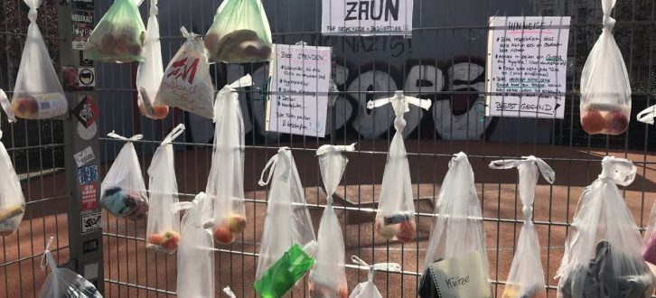 Am 22. März erstmals am Connewitzer Kreuz entdeckt: Ein Gabenzaun am Streetball-Platz. Foto: Birthe Kleemann, L-IZ.de